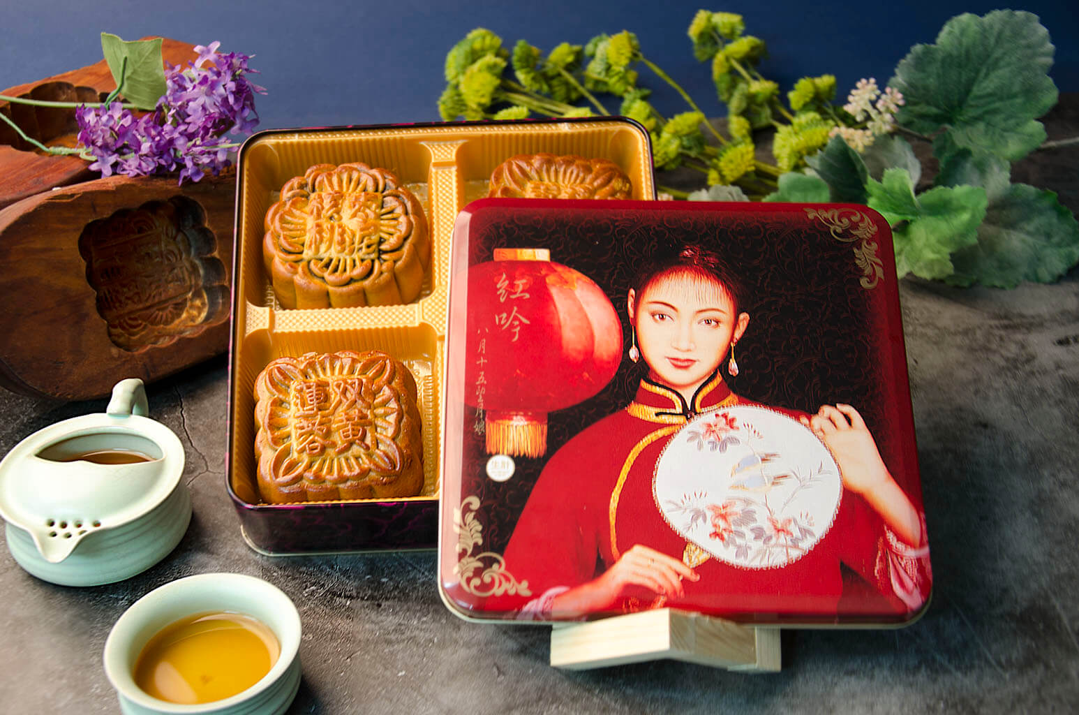 A Gift Box of 4 Assorted Large Mooncakes, with 4 Different Flavors, Perfect for Mid-Autumn Festival
