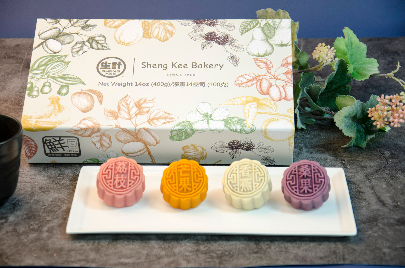 A Gift Box of 8 Assorted Small Fruit Mooncakes, with 4 Different Flavors, Perfect for Mid-Autumn Festival