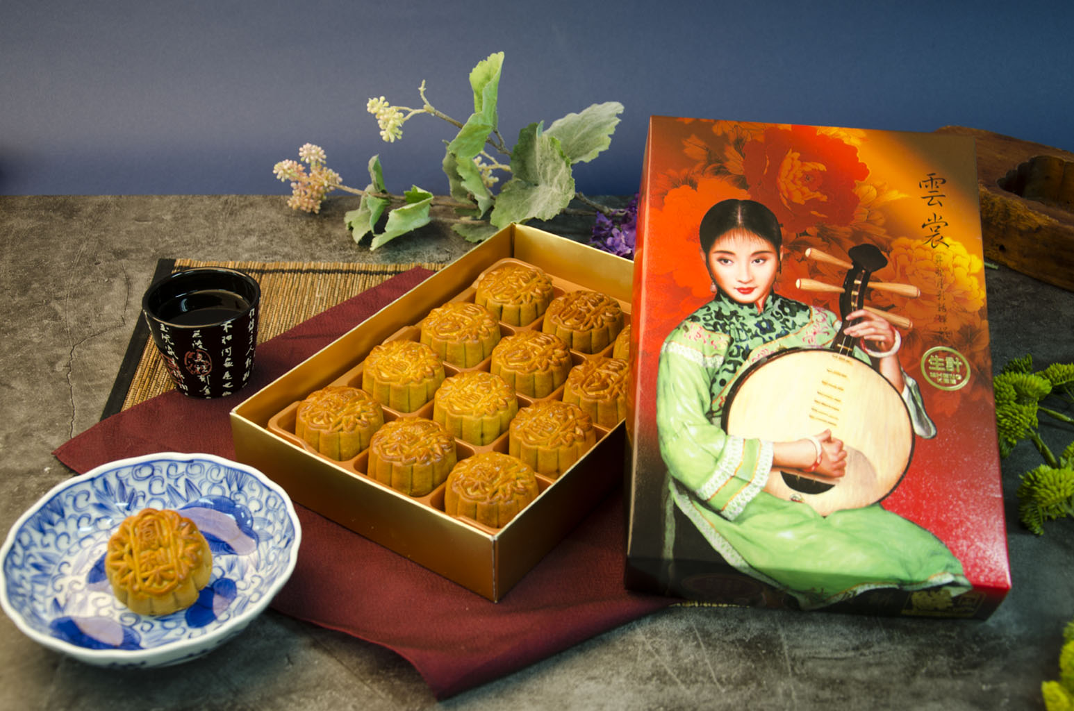 A Box of 12 Assorted Small Mooncakes, with 4 Different Flavors, Perfect for Mid-Autumn Festival